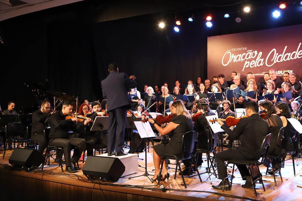 Oração pela Cidade reúne líderes políticos e religiosos no aniversário de Barueri
