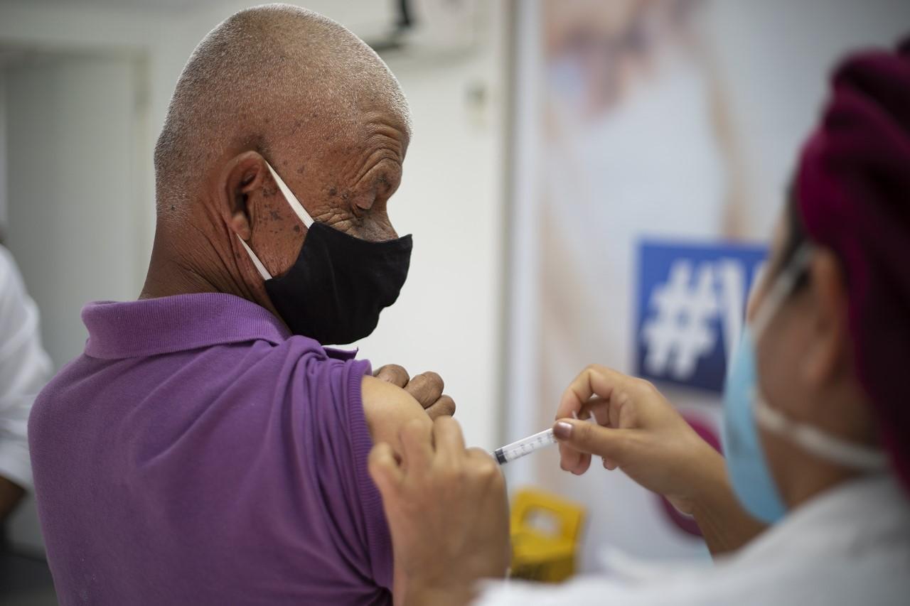 Covid-19: Cotia começa a aplicar a 4ª dose em idosos 60+