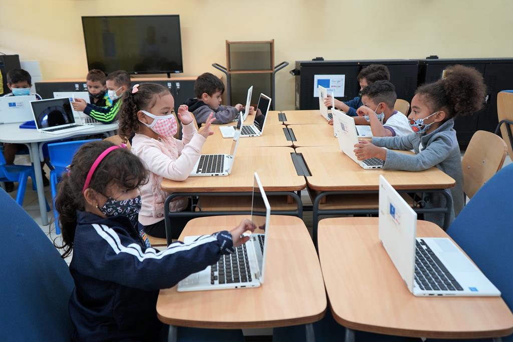 Alunos de Barueri se encantam com as atividades nas salas informatizadas