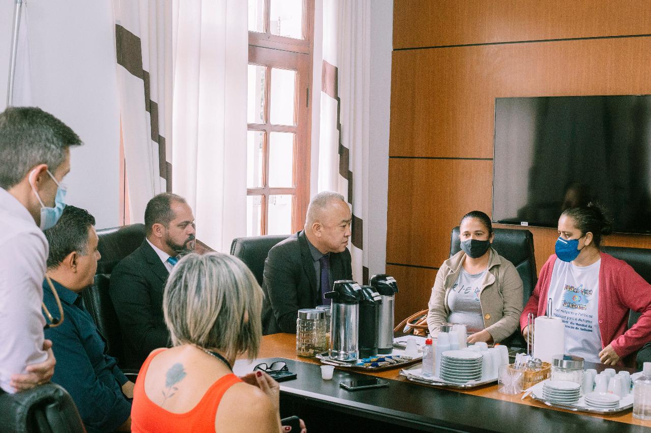 EM REUNIÃO COM O GRUPO ‘MÃES QUE LUTAM’, SECRETÁRIOS APRESENTAM INICIATIVAS VOLTADAS PARA O AUTISTA
