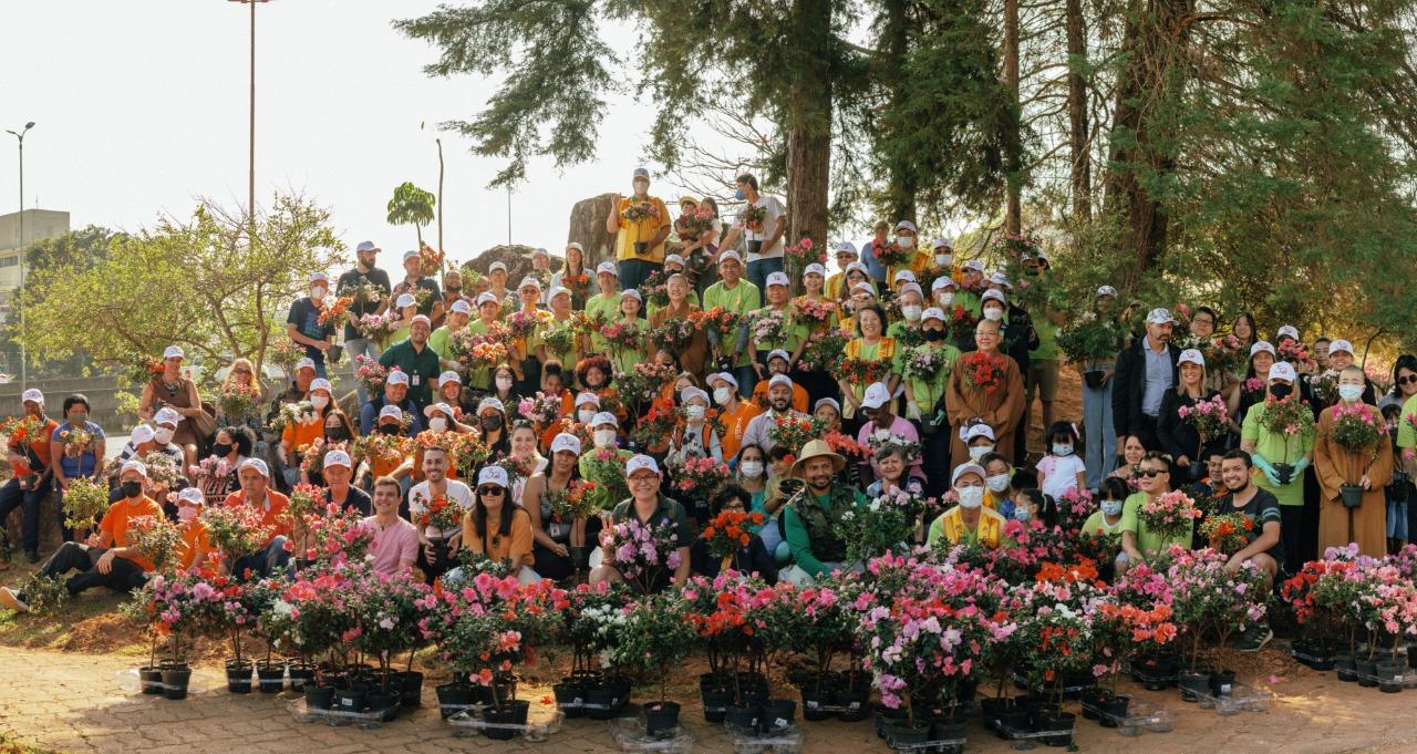 DEZENAS DE PESSOAS MARCARAM PRESENÇA NO PLANTIO PELO DIA DA TERRA