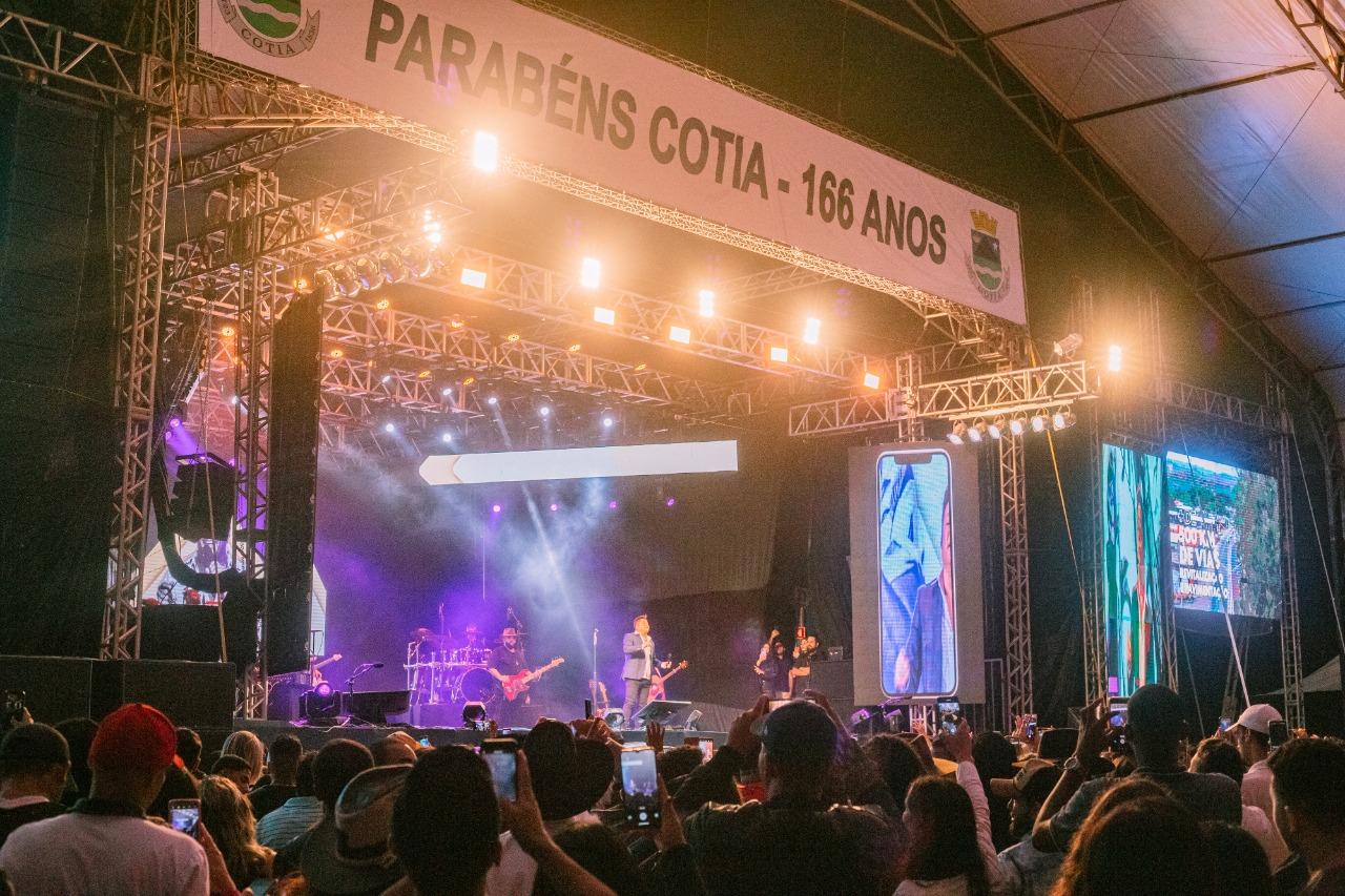 MILHARES DE PESSOAS CELEBRARAM OS 166 ANOS DE COTIA NO SHOW DO CANTOR LEONARDO