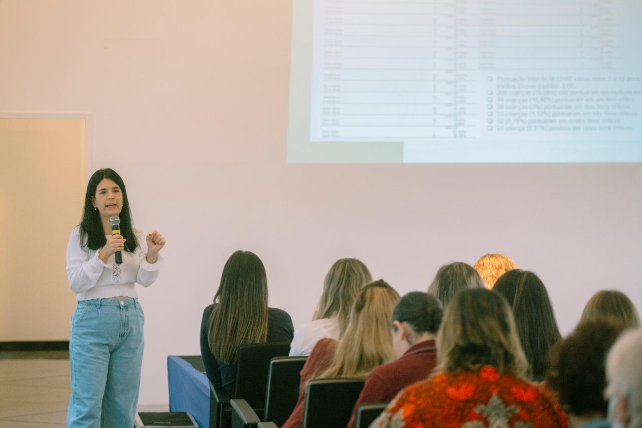 MÊS DO AUTISMO: COLABORADORES DA SAÚDE E EDUCAÇÃO PARTICIPAM DE PALESTRA