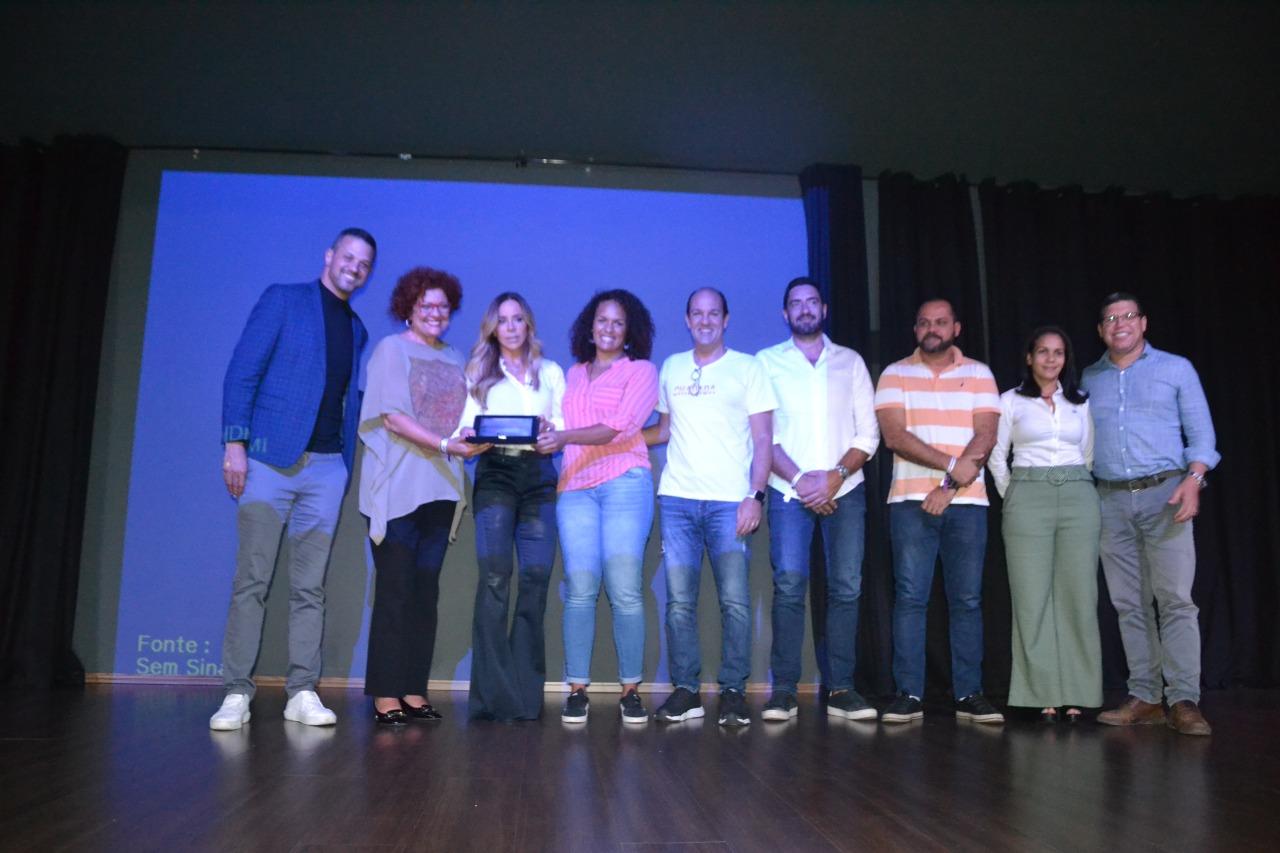 SUCESSO DE PÚBLICO MARCA A PALESTRA COM CRIS ARCANGELI PROMOVIDA PELA PREFEITURA