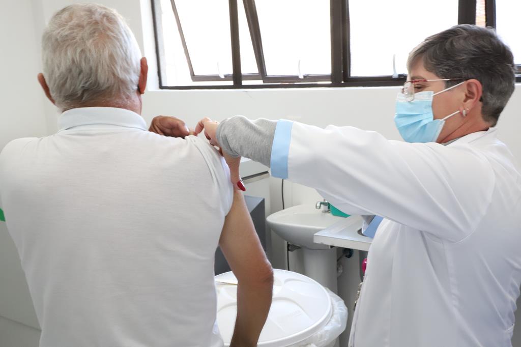 Quarta dose para maiores de 50 anos e profissionais de saúde já começou em Barueri