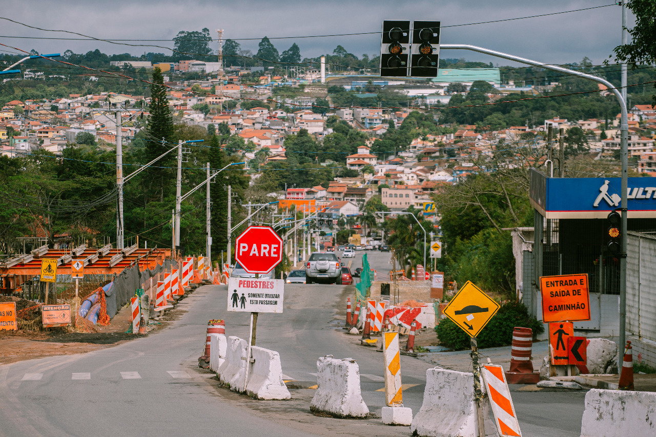 NOTA DE ESCLARECIMENTO SOBRE SEMÁFOROS PROVISÓRIOS NA ESTR. DE CAUCAIA