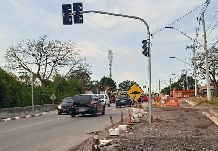 POR CONTA DA DUPLICAÇÃO, VIADUTO DA ESTR. DE CAUCAIA GANHA SEMÁFOROS PROVISÓRIOS E SISTEMA ‘PARE E SIGA’ A PARTIR DO DIA 6