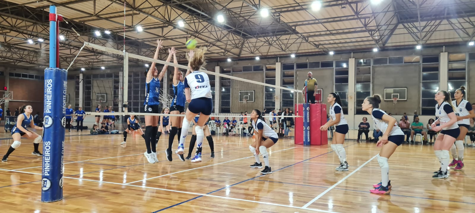 <strong>Barueri Esporte Forte Sub-15 vence o Pinheiros de virada pelo Metropolitano de Vôlei</strong>