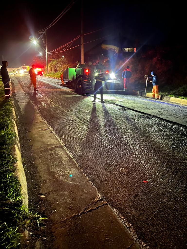 <strong>Prefeitura iniciou a pavimentação na estr. Água Espraiada na noite de terça, 28/06</strong>