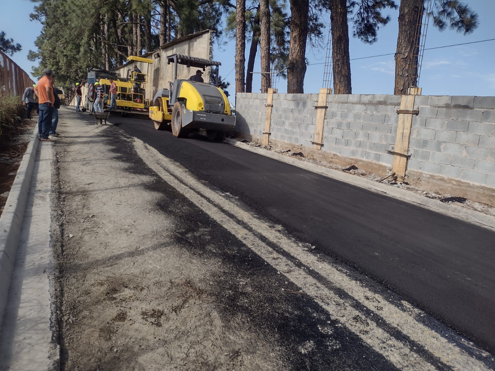 ESTÁ EM FASE FINAL A PAVIMENTAÇÃO DO TRECHO DE TERRA DA RUA COMENDADOR JAROSLAV SIMONEK