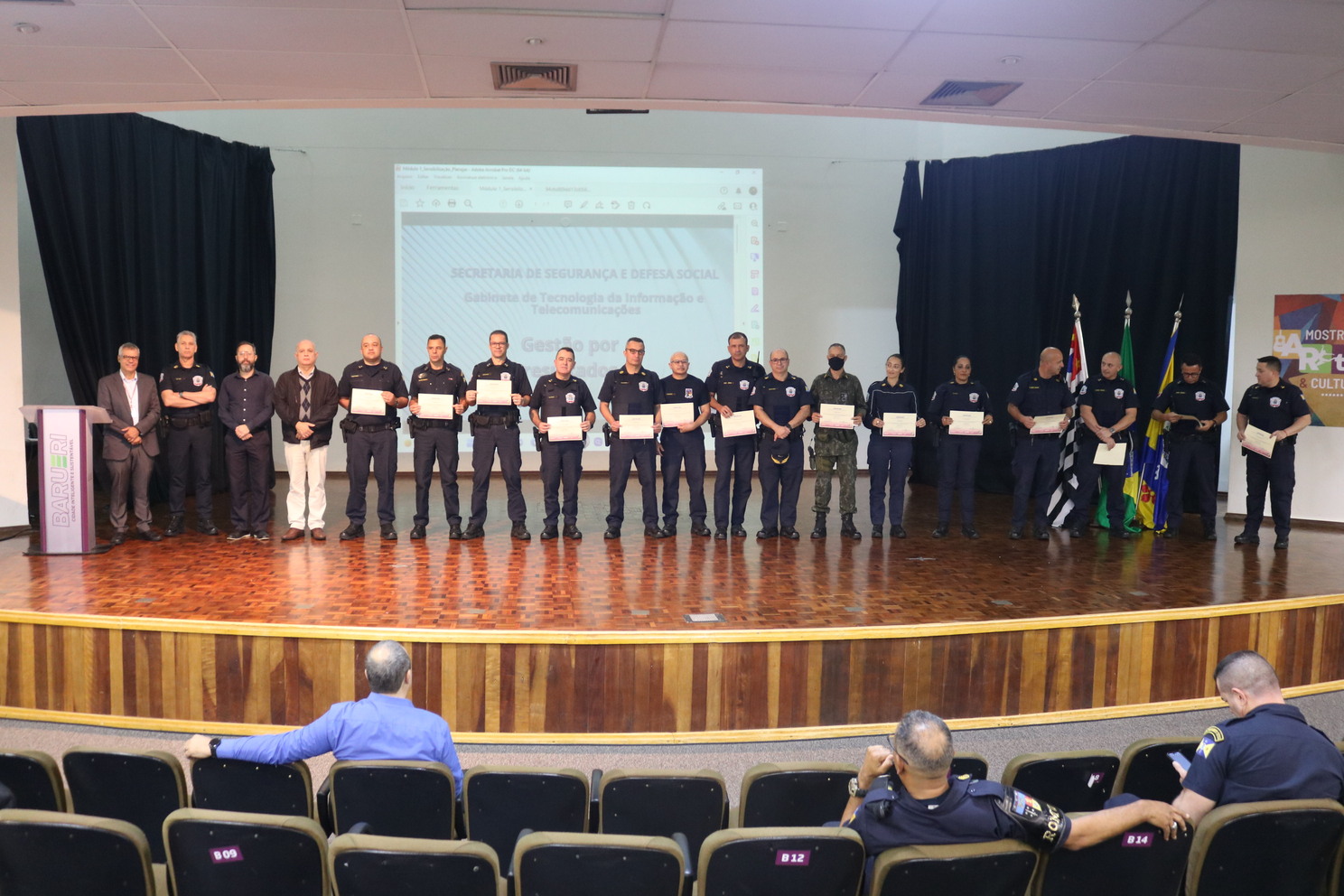 <strong>Agentes de trânsito e GCMs de Barueri concluem Curso de Formação Continuada</strong>