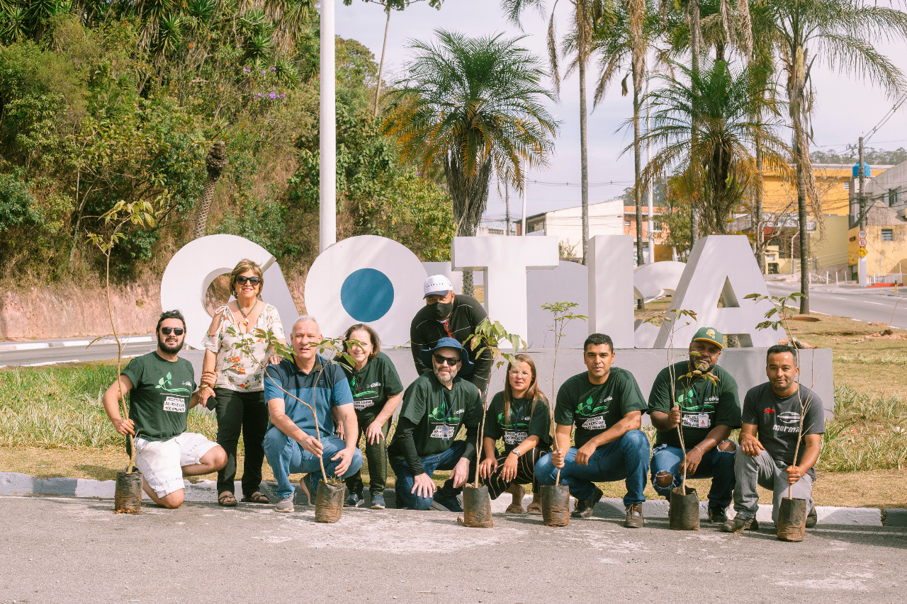 <strong>Cotia + Verde celebra ‘Dia da Floresta’ com plantio de Ipês na avenida Joaquim Barreto</strong>