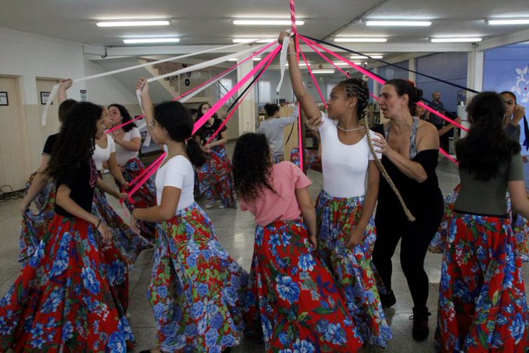 <strong>Alunos das Oficinas de Artes e artistas locais se apresentam no palco do Arraiá de Barueri</strong>