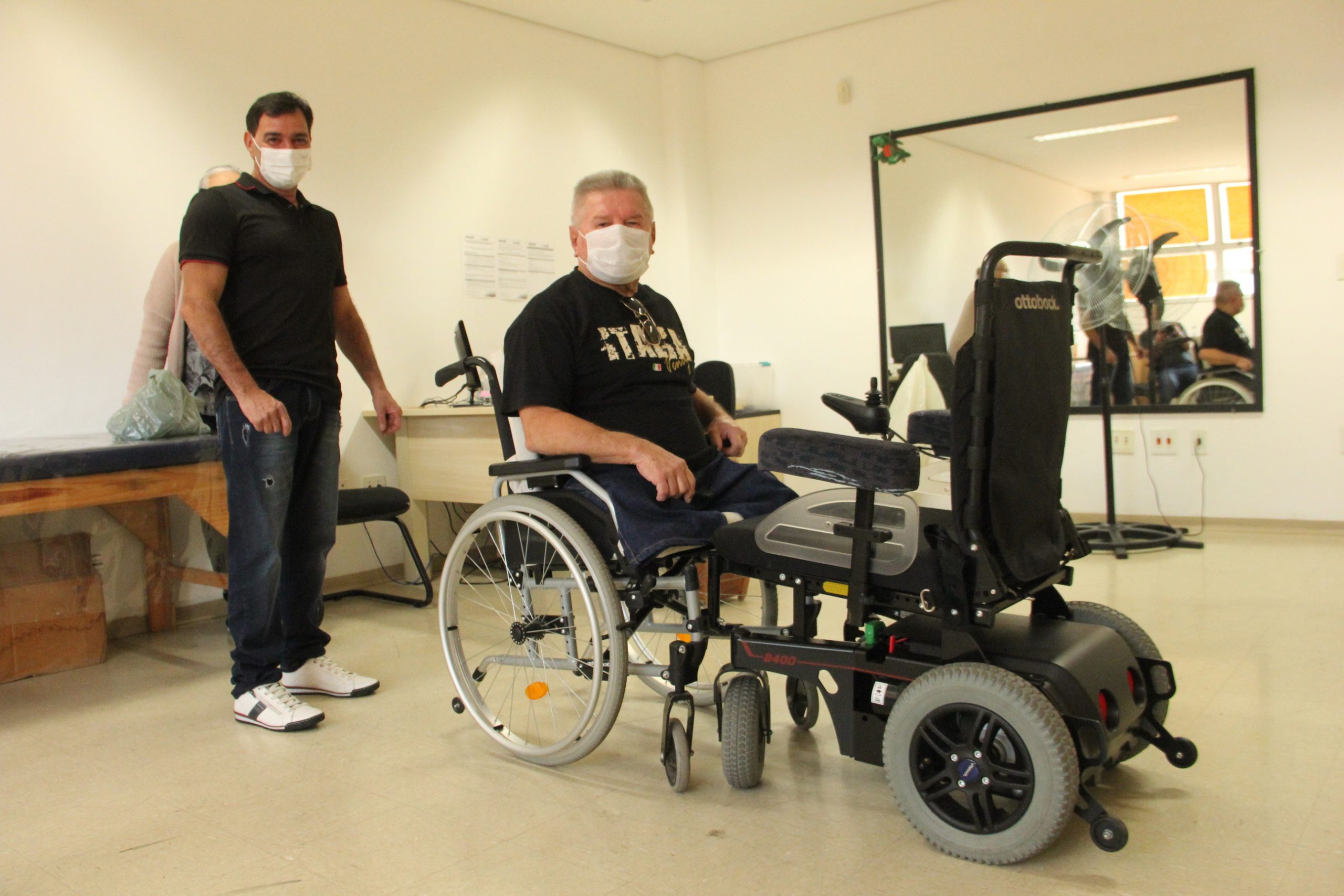 <strong>Aposentado realiza sonho e ganha cadeira de rodas motorizada</strong>