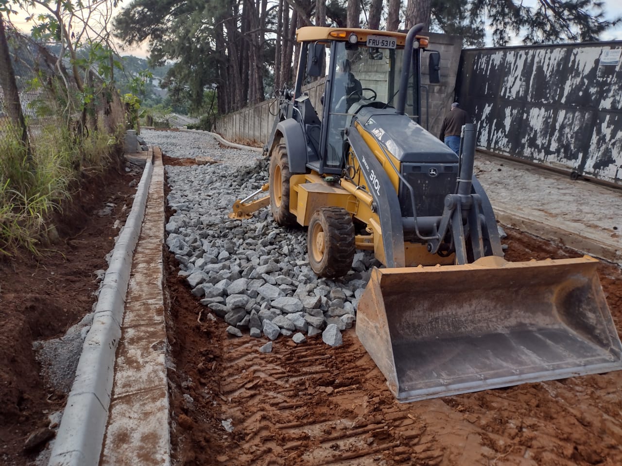 <strong>Está em fase final a pavimentação do trecho de terra da rua Comendador Jaroslav Simonek</strong>