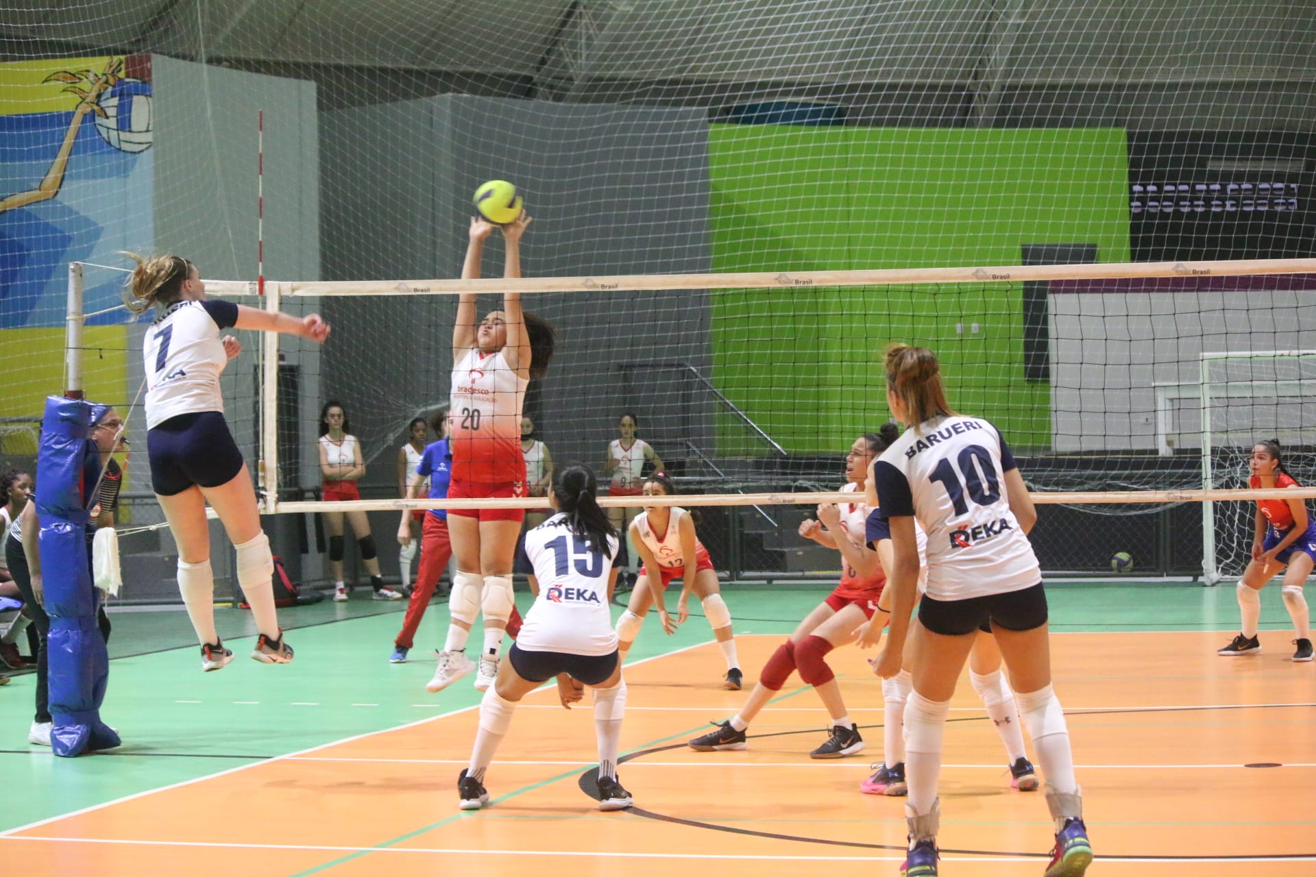 <strong>Barueri Esporte Forte Sub-15 bate Bradesco e dispara na liderança do Metropolitano</strong>