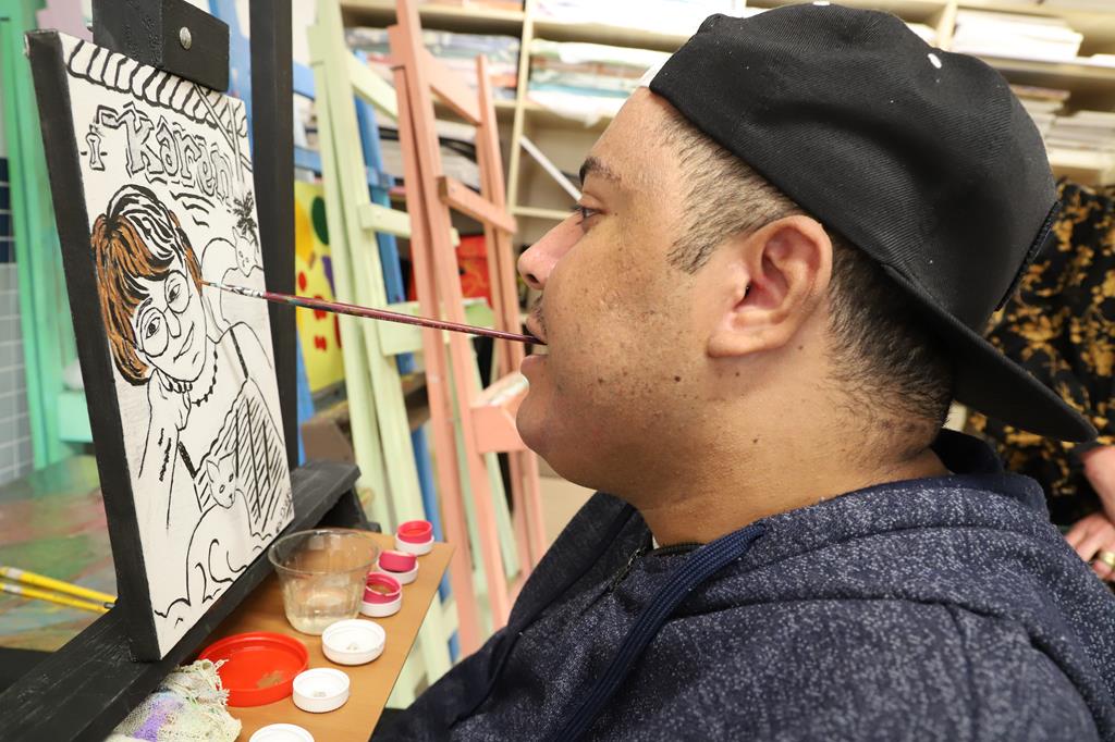 Jovem com tetraplegia encontra novo sentido nas artes plásticas