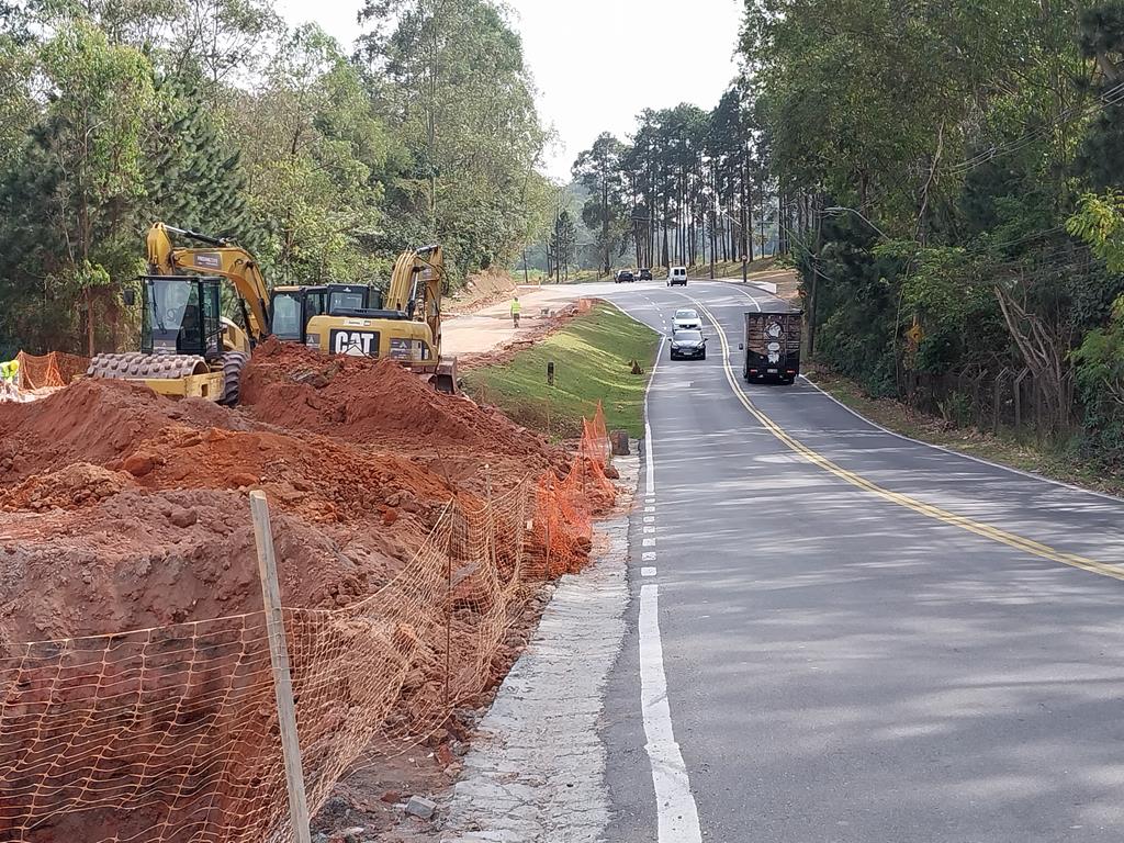 Prefeitura realiza alargamento em trecho da estrada Yojiro Takaoka em Aldeia da Serra
