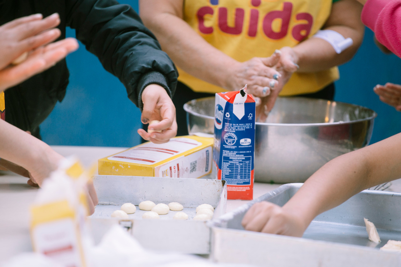 <strong>‘Me Abraça’ atende beneficiários de programas sociais, instituições conveniadas, pessoas com deficiência e idosos</strong>