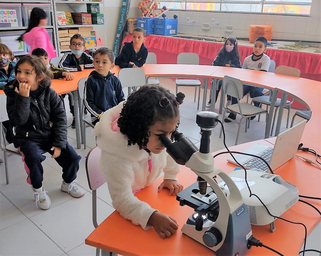 Alunos da Emeief José Emídio aprendem ciências se divertindo