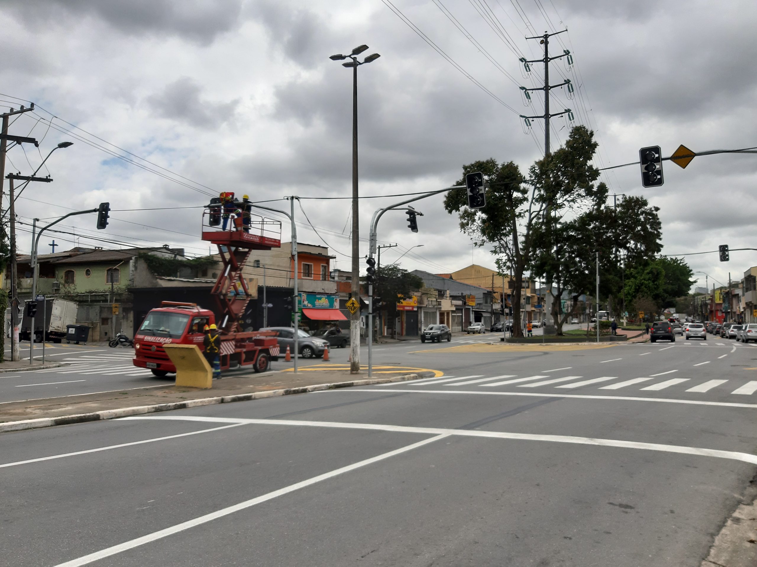 <strong>Prefeitura instala semáforos em rotatória para reduzir riscos de acidentes de trânsito &nbsp;</strong>