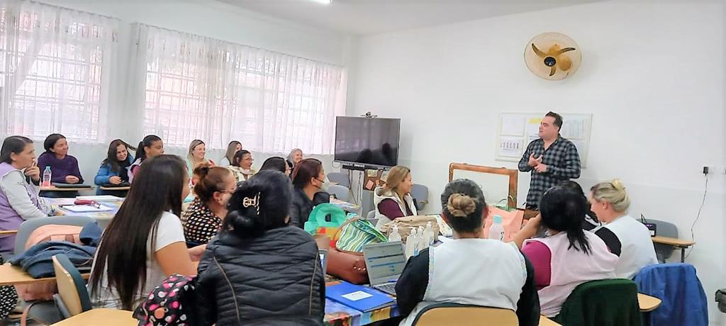 Professoras da maternal Maria Rosa participam de formação com autor de livros infantis