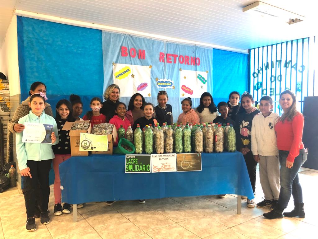 <strong>E.M José Manoel de Oliveira doa 80 garrafas com lacres de alumínio para a Campanha Lacre Solidário</strong>