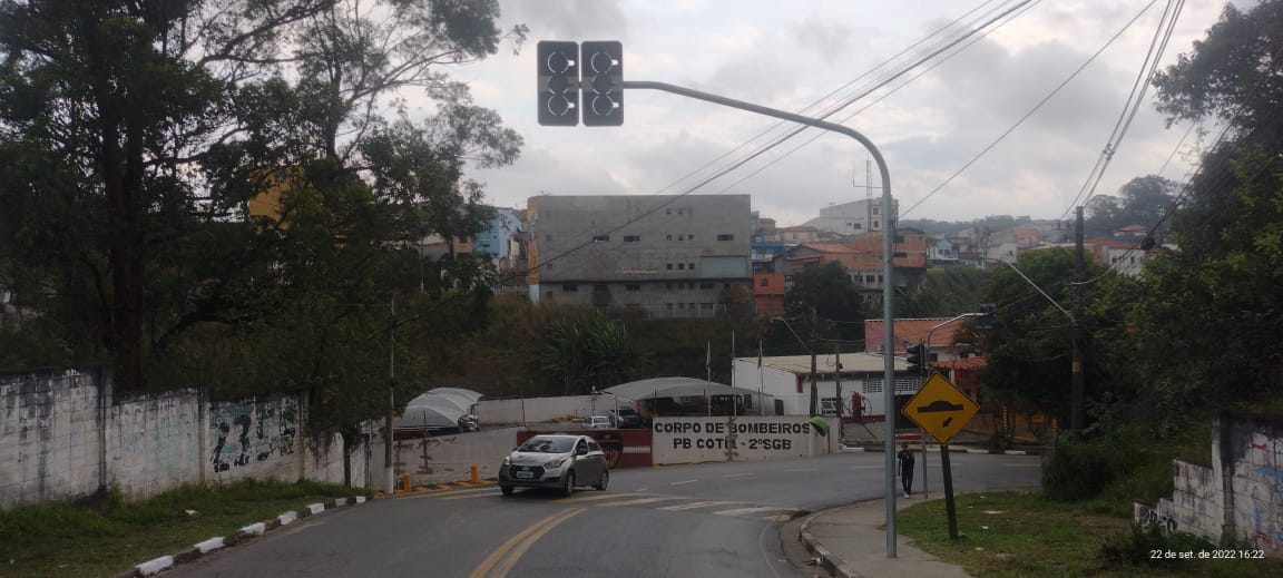 Detram de Cotia implanta semáforo em frente ao Corpo de Bombeiros