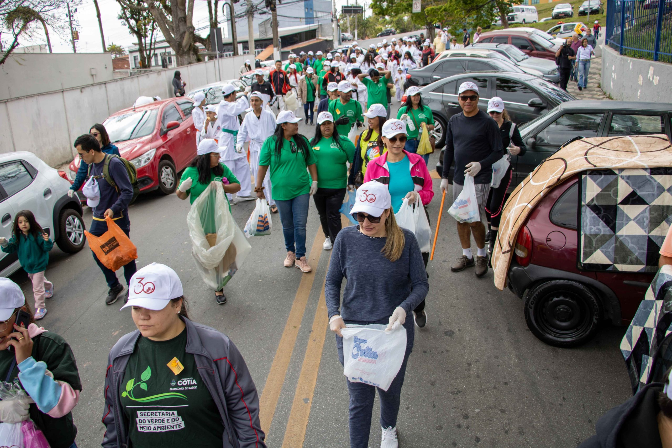 <strong>Participantes do Plogging recolhem 120 kg de resíduos das ruas de Cotia e plantam mais de 120 árvores</strong>