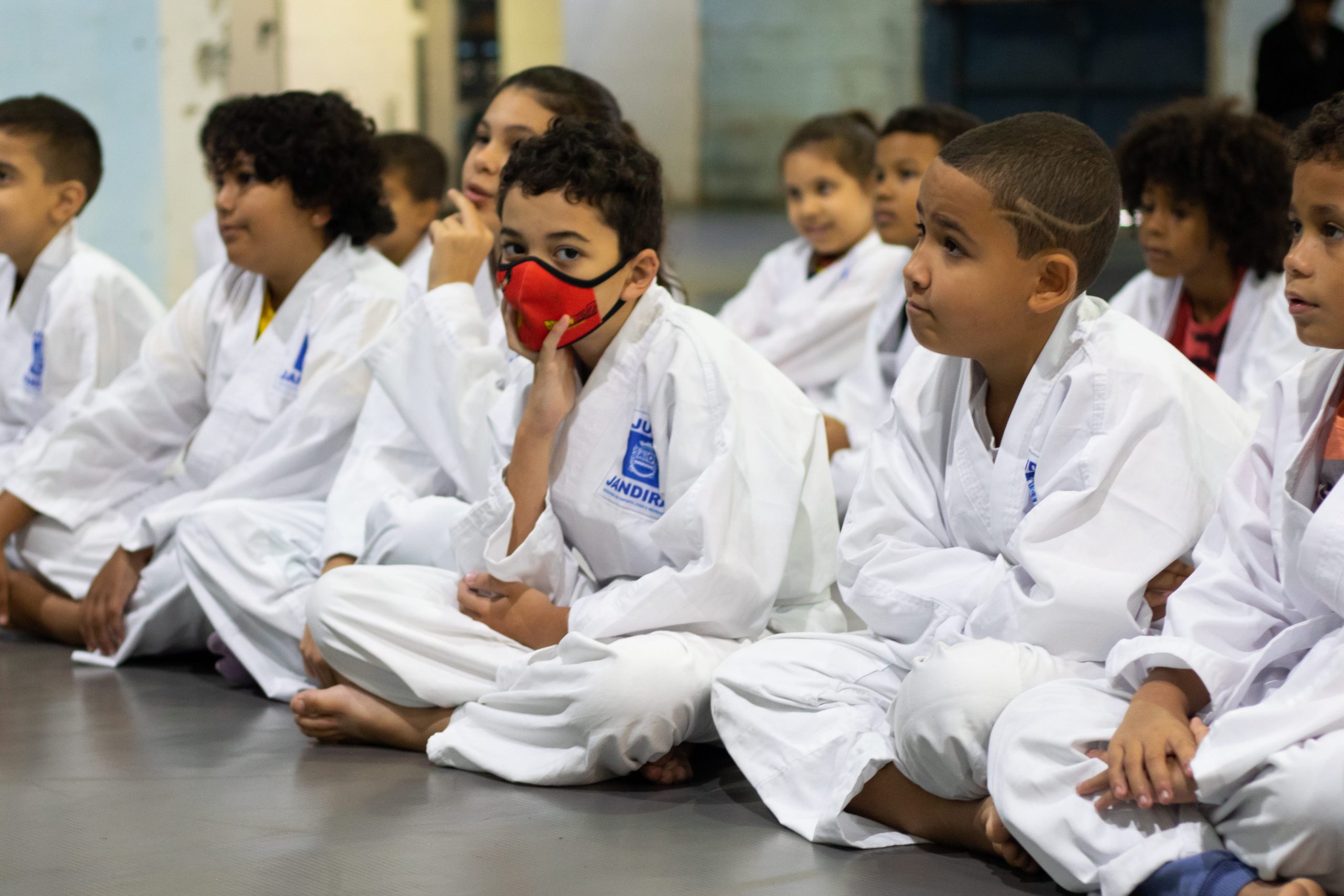 <strong>Inédito: alunos de judô da Escolinha de Esporte&nbsp;de&nbsp;Jandira recebem kimonos pela primeira vez</strong>