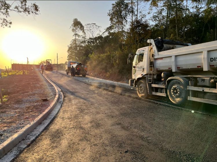 <strong>&nbsp;Programa Asfalto Novo avança pela Escolástica Vaz Godinho</strong>