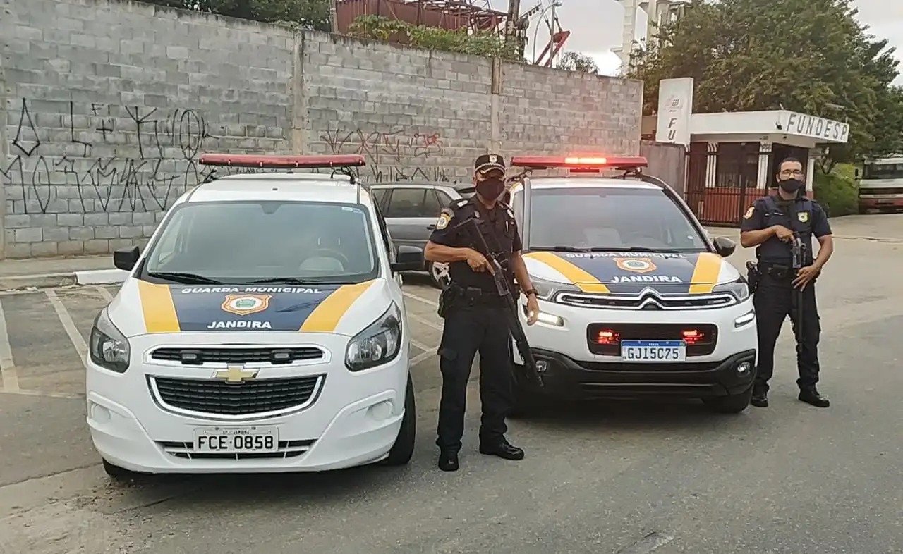 <strong>Dois veículos são localizados e resgatados pela GCM de Jandira em regulamentação de descarte de entulho</strong>