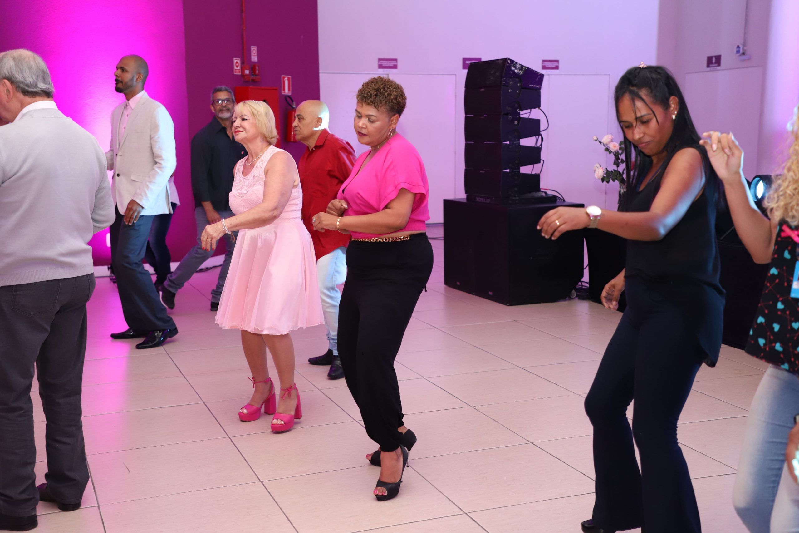 <strong>Celebrando a vida: Barueri realiza Baile das pérolas rosas</strong>&nbsp;