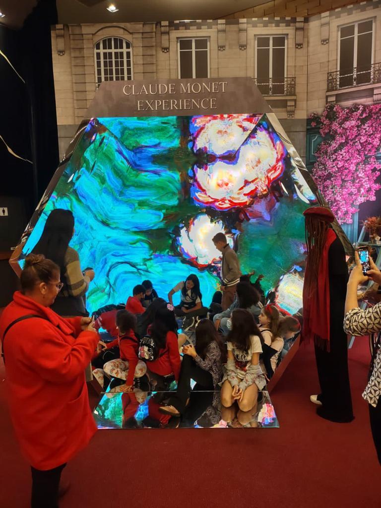 Alunos de Artes da Secult visitam exposição interativa sobre Monet  