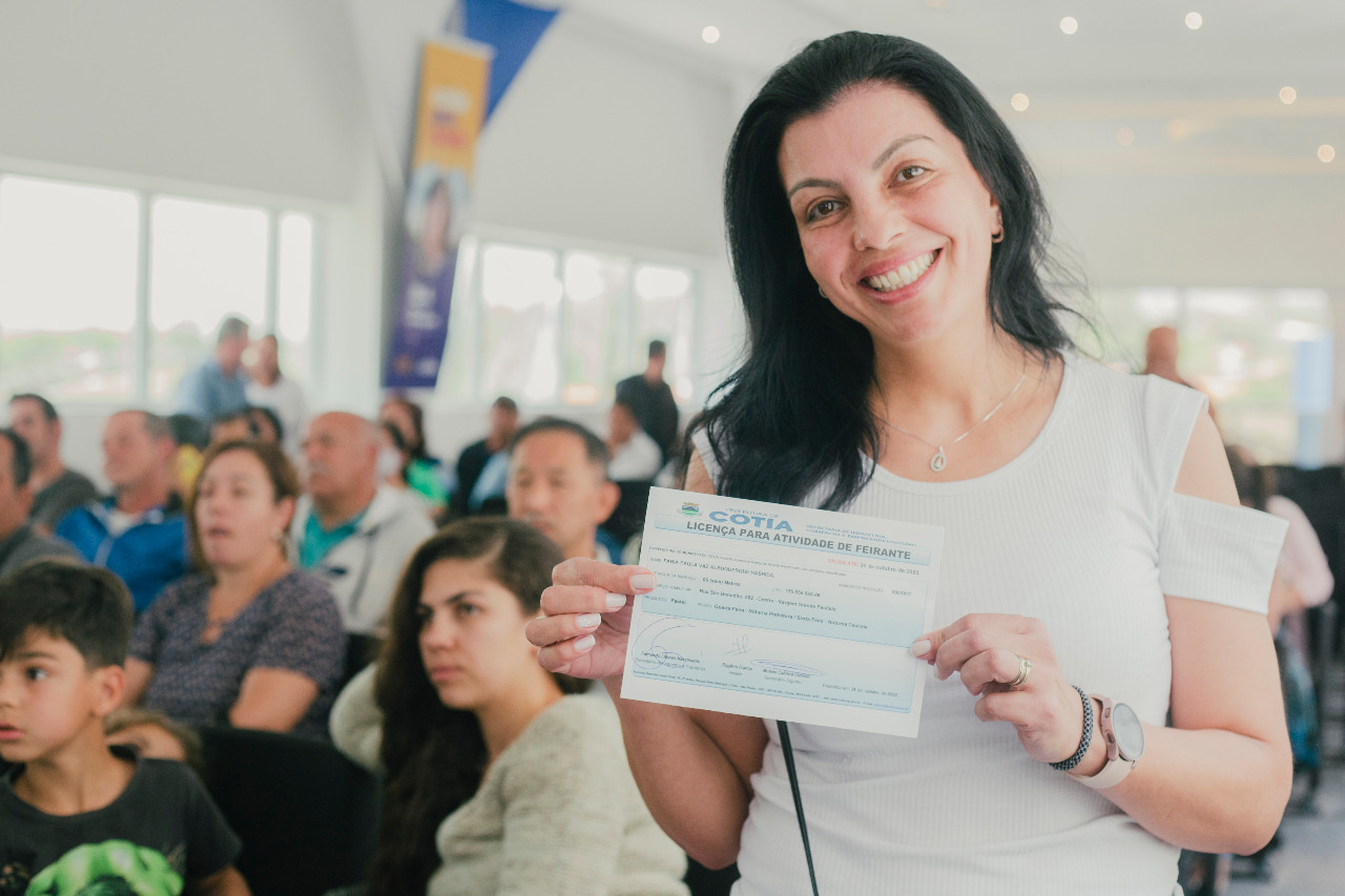 <strong>Prefeitura de Cotia entrega renovação e novas licenças de funcionamento para mais de 180 feirantes</strong>