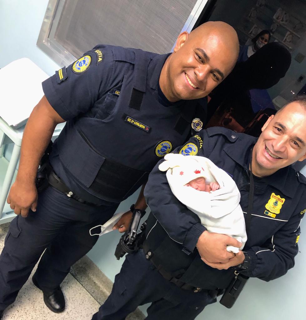 <strong>Guarda Civil de Cotia atende gestante e bebê nasce na viatura a caminho do hospital</strong>