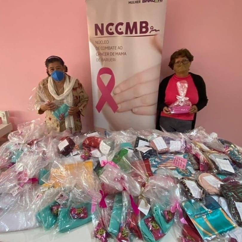 <strong>Secretaria da Família arrecada lenços para pacientes com câncer</strong>&nbsp;