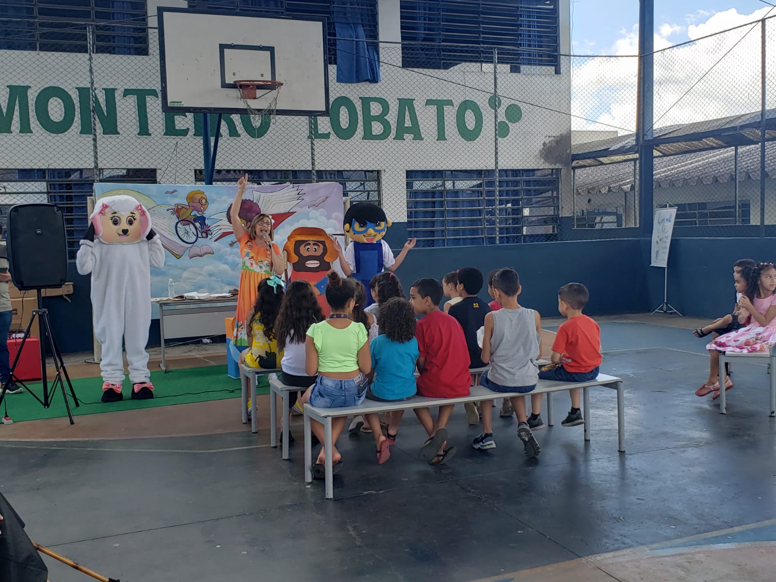 <strong>EMEB Monteiro Lobato recebe a Feira do Livro – Dia da Leitura</strong>