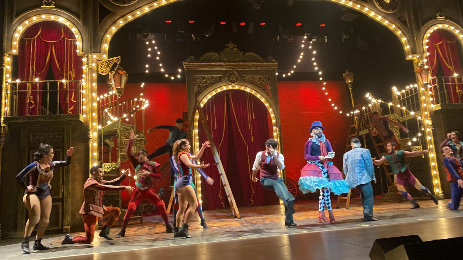 <strong>Alunos da rede conhecem a nova Praça das Artes e ficam maravilhados</strong>&nbsp;