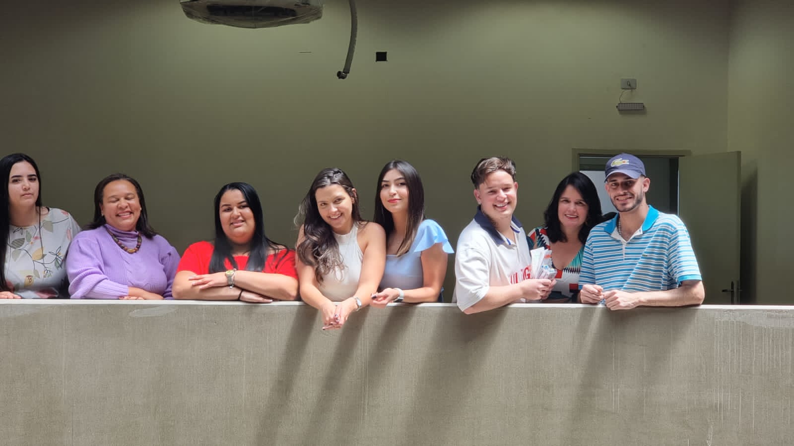 <strong>Após 12 anos, ex-alunos se reencontram e abrem uma ‘cápsula do tempo’ feita por eles</strong>