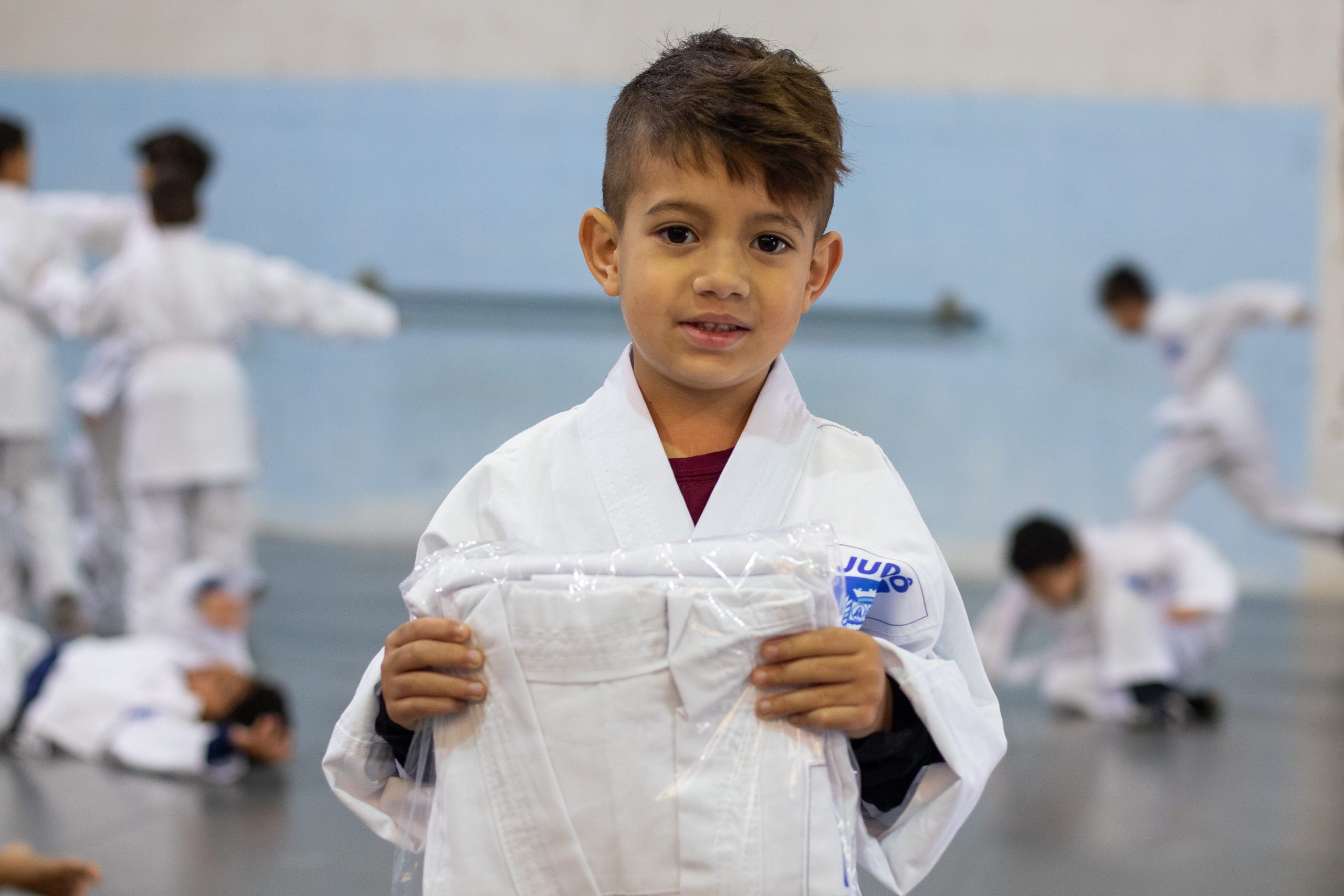 Inédito: alunos de judô da Escolinha de Esporte de Jandira recebem kimonos pela primeira vez