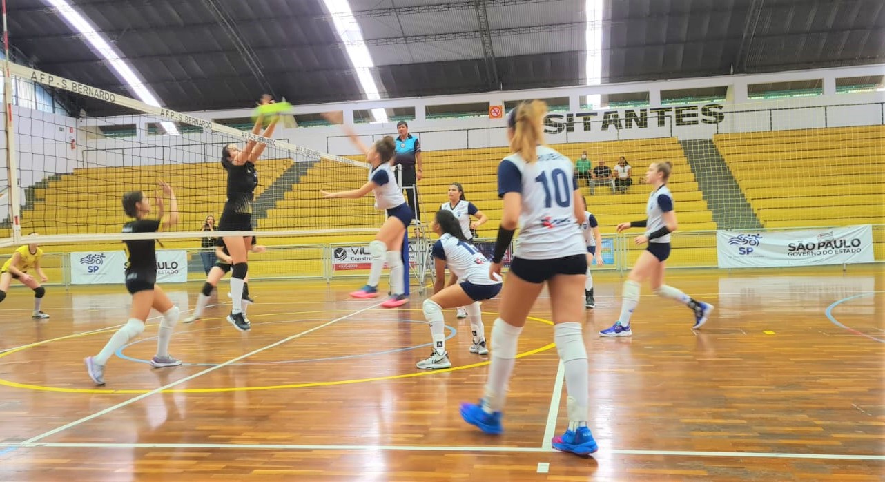 <strong>Sub-15 estreia com vitória nas quartas de final do Campeonato Metropolitano de Vôlei</strong>