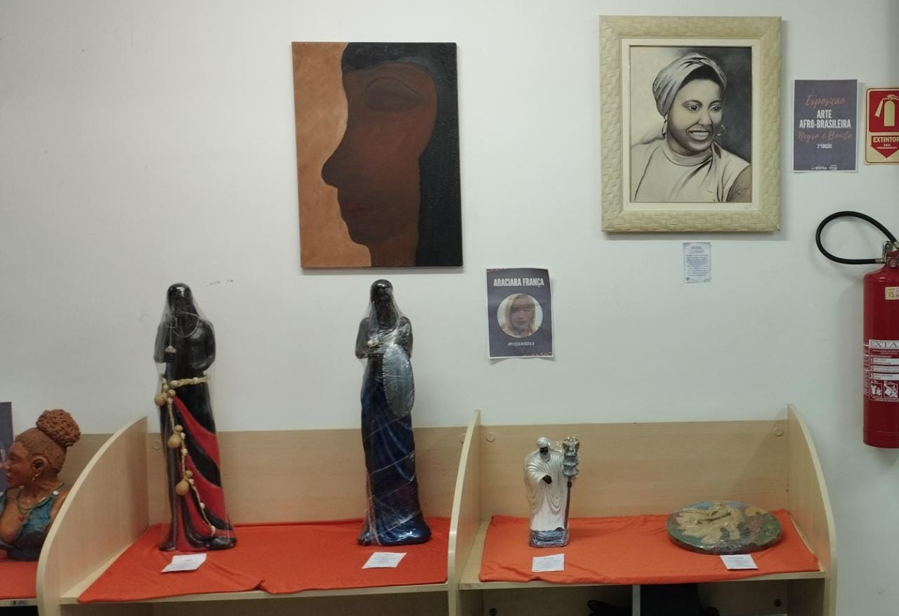 <strong>Biblioteca Batista Cepelos recebe exposição ‘Negro é Bonito’ até 23/12</strong>