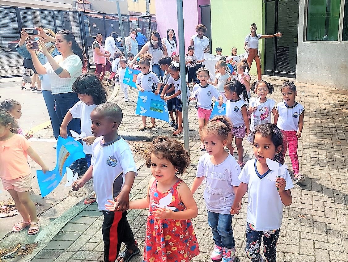 <strong>Maternal realiza Caminhada da Paz e chama atenção da comunidade do Jardim Silveira</strong><br><br><strong></strong>