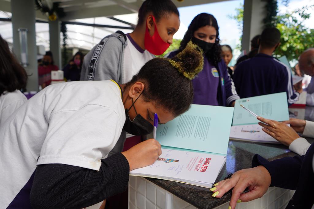 Alunos da rede municipal são coautores de livro sobre patrimônios de Barueri