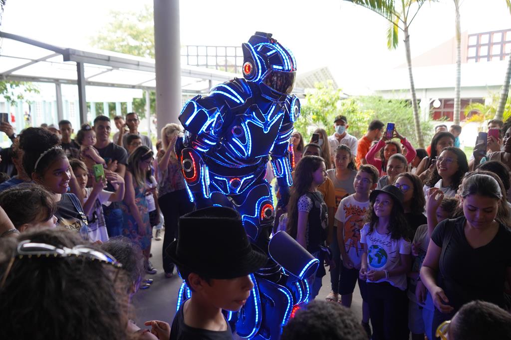Cerca de 3 mil pessoas prestigiam projetos dos alunos da rede na Feira Maker