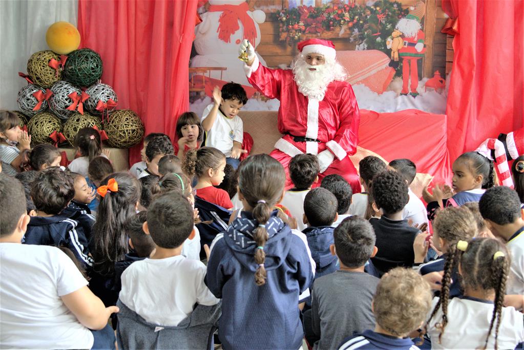 Cerca de 20 mil crianças da rede de ensino recebem brinquedos de Natal da Prefeitura