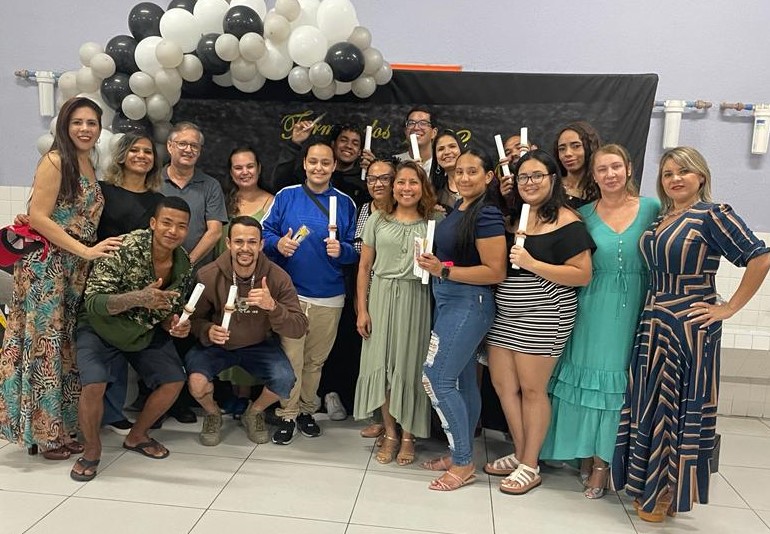 <strong>Estudantes do EJA de Barueri vencem dificuldades e participam da formatura com familiares</strong>