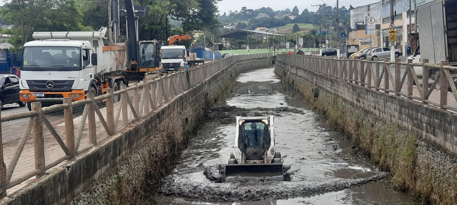 <strong>PREFEITURA CONCLUI A LIMPEZA DO CÓRREGO NA REGIÃO CENTRAL DE CAUCAIA DO ALTO</strong>