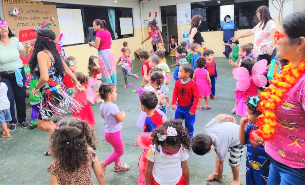 Escolas proporcionam Baile de Carnaval para alunos e famílias